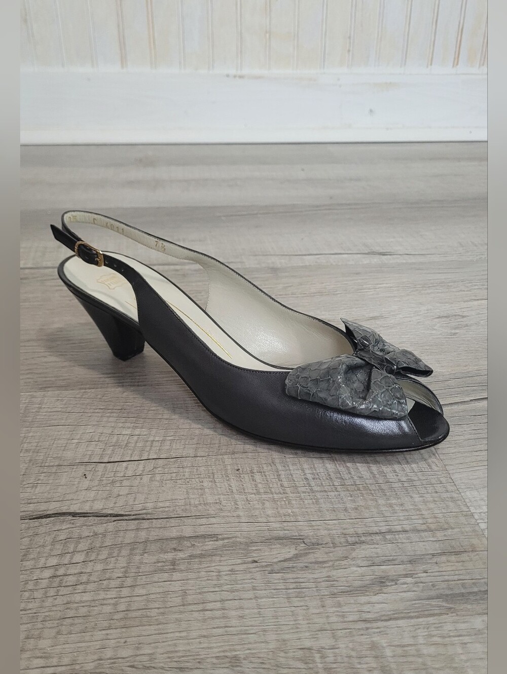 Bruno Magli Vintage 80s Dark Grey Snakeskin Bow Kitten Heels 7 1/2 AAA